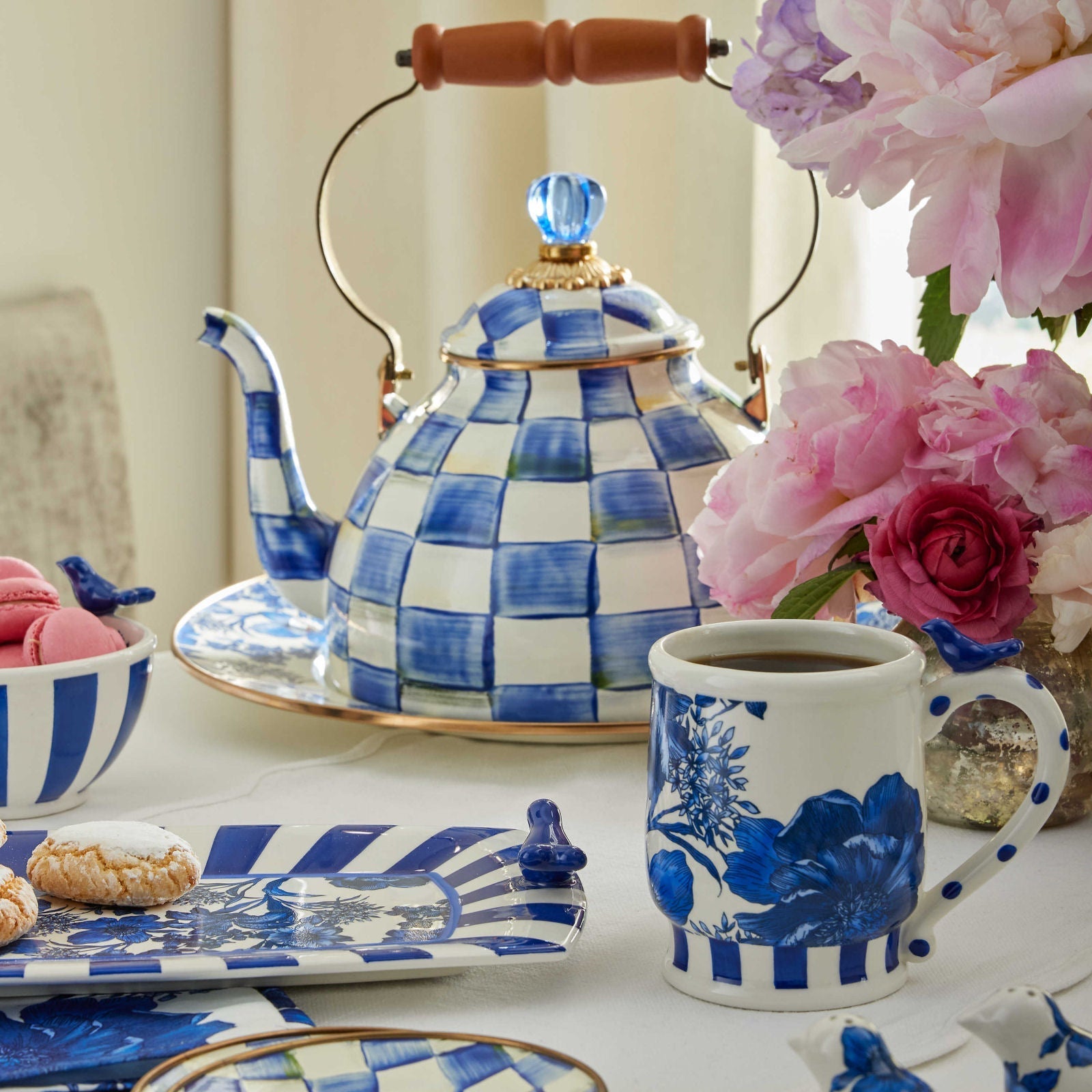 Hrnek English Garden od MacKenzie-Childs, modrá květinová keramika, s 3D keramickým ptáčkem, Waterfall Bathrooms.