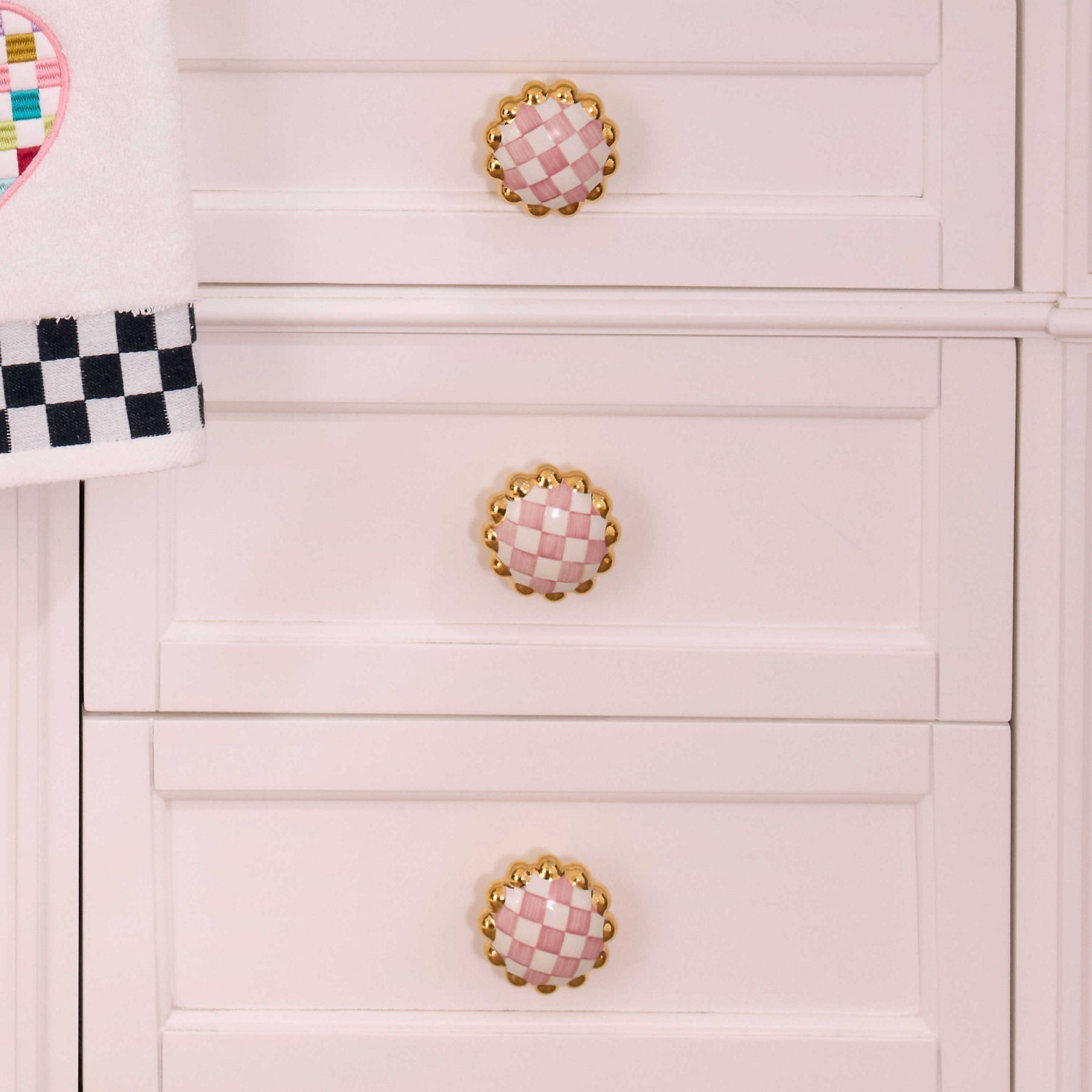Keramická úchytka Rosy Check od MACKENZIE-CHILDS, ručně malované růžovo-bílé kostičky, zvlněný okraj, zlaté akcenty, Waterfall Bathrooms.
