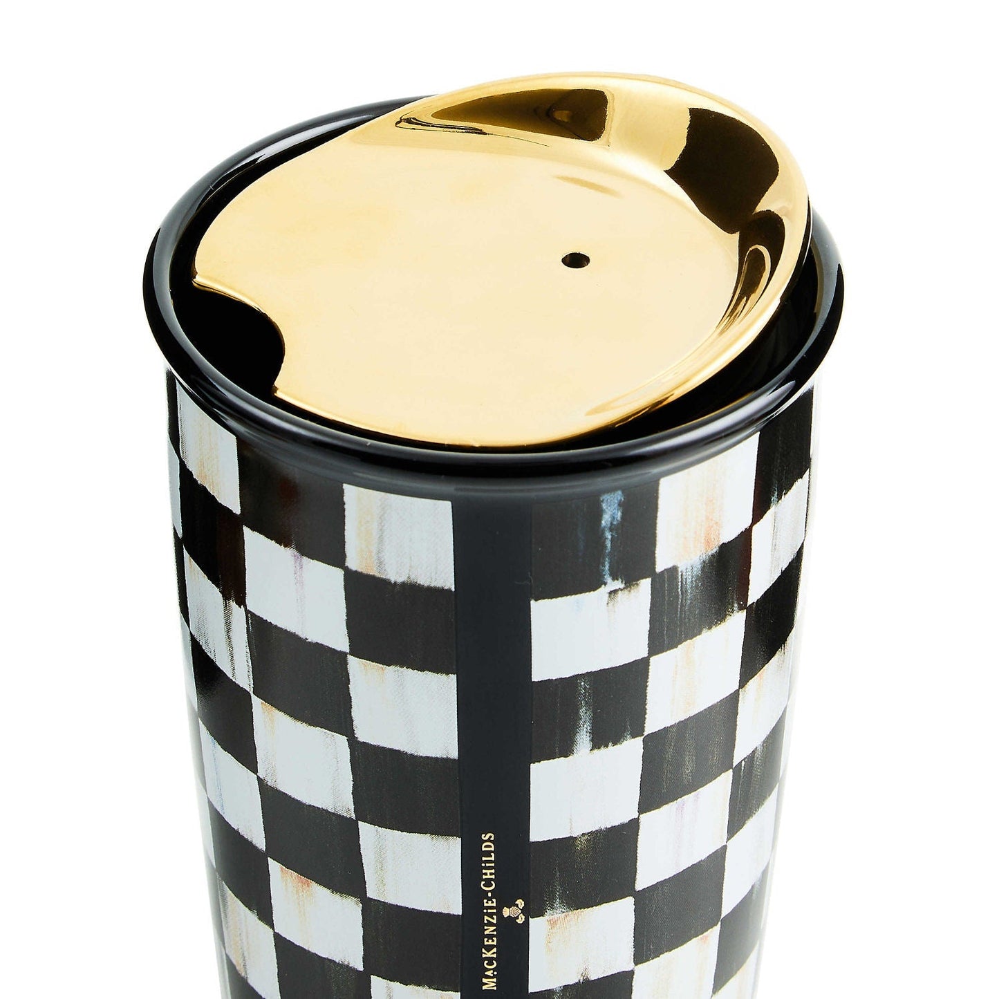 Keramický cestovní hrnek Courtly Check od MacKenzie-Childs, porcelán, ručně aplikovaný černobílý kostkovaný vzor, zlaté víčko, Waterfall Bathrooms.
