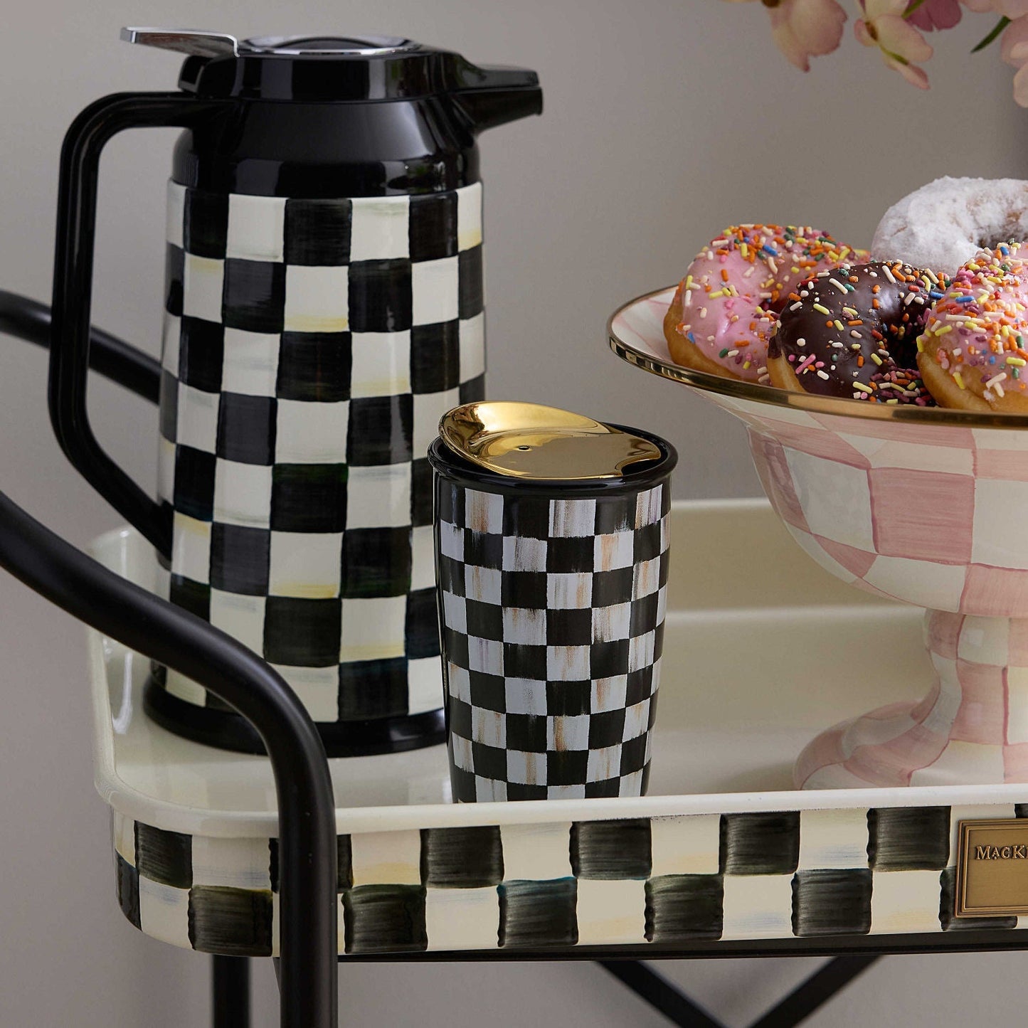 Keramický cestovní hrnek Courtly Check od MacKenzie-Childs, porcelán, ručně aplikovaný černobílý kostkovaný vzor, zlaté víčko, Waterfall Bathrooms.
