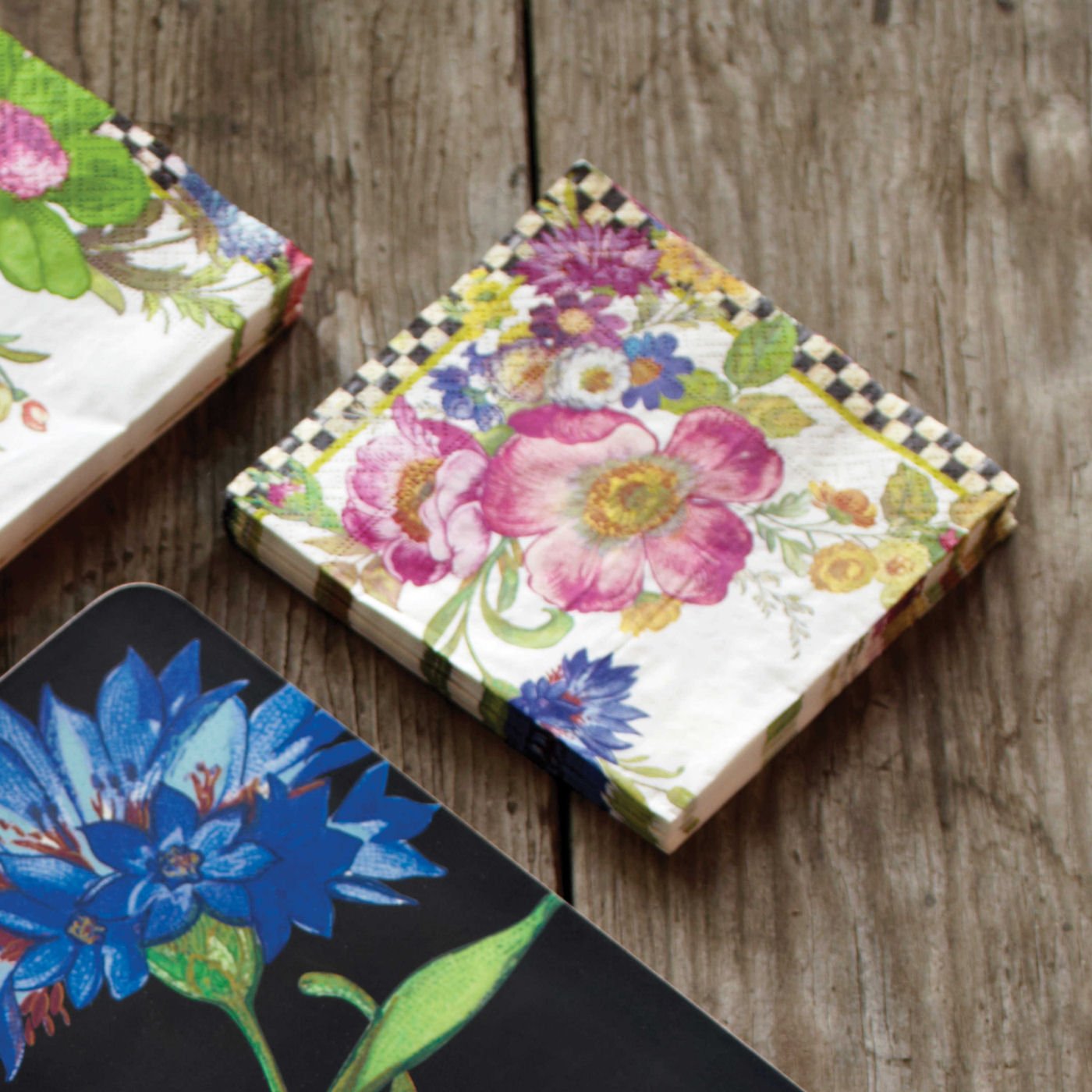 MacKenzie-Childs Koktejlové ubrousky White Flower Market, třívrstvý papír, 20 ks, Waterfall Bathrooms