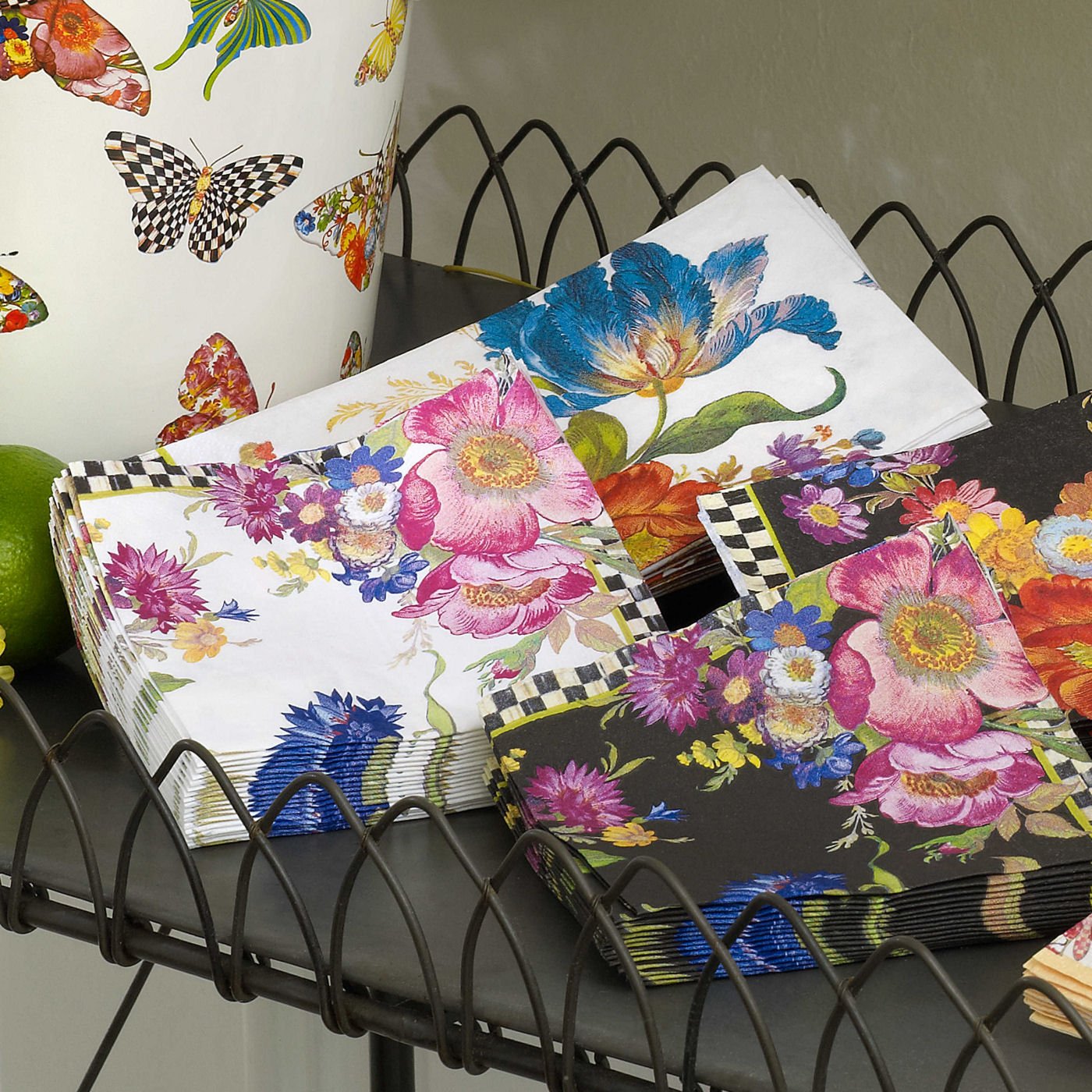 MacKenzie-Childs Koktejlové ubrousky White Flower Market, třívrstvý papír, 20 ks, Waterfall Bathrooms