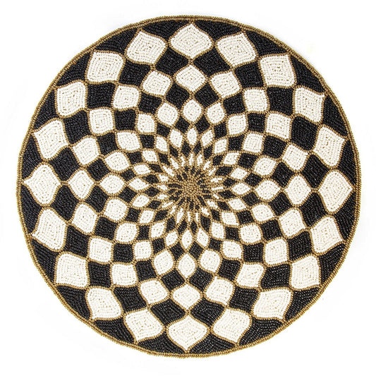 Korálkové prostírání Kaleidoscope Black & Ivory od MacKenzie-Childs, s černobílými korálky v kaleidoskopickém vzoru, Waterfall Bathrooms.
