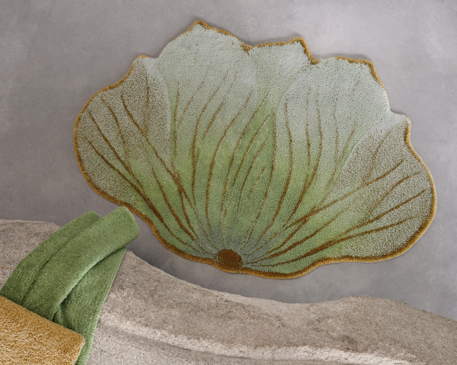Designová koupelnová předložka LOTUS z egyptské bavlny od Abyss & Habidecor ve tvaru lotosového květu se zlatými akcenty, Waterfall Bathrooms.