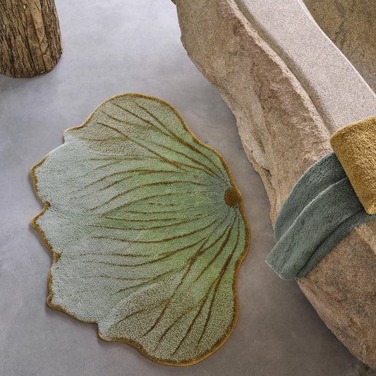 Designová koupelnová předložka LOTUS z egyptské bavlny od Abyss & Habidecor ve tvaru lotosového květu se zlatými akcenty, Waterfall Bathrooms.