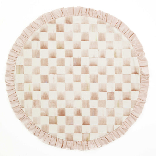 Bavlněné kulaté prostírání s kávovými kostkami a elegantním řaseným okrajem Mocha Check Round Placemat MacKenzie-Childs Waterfall Bathrooms