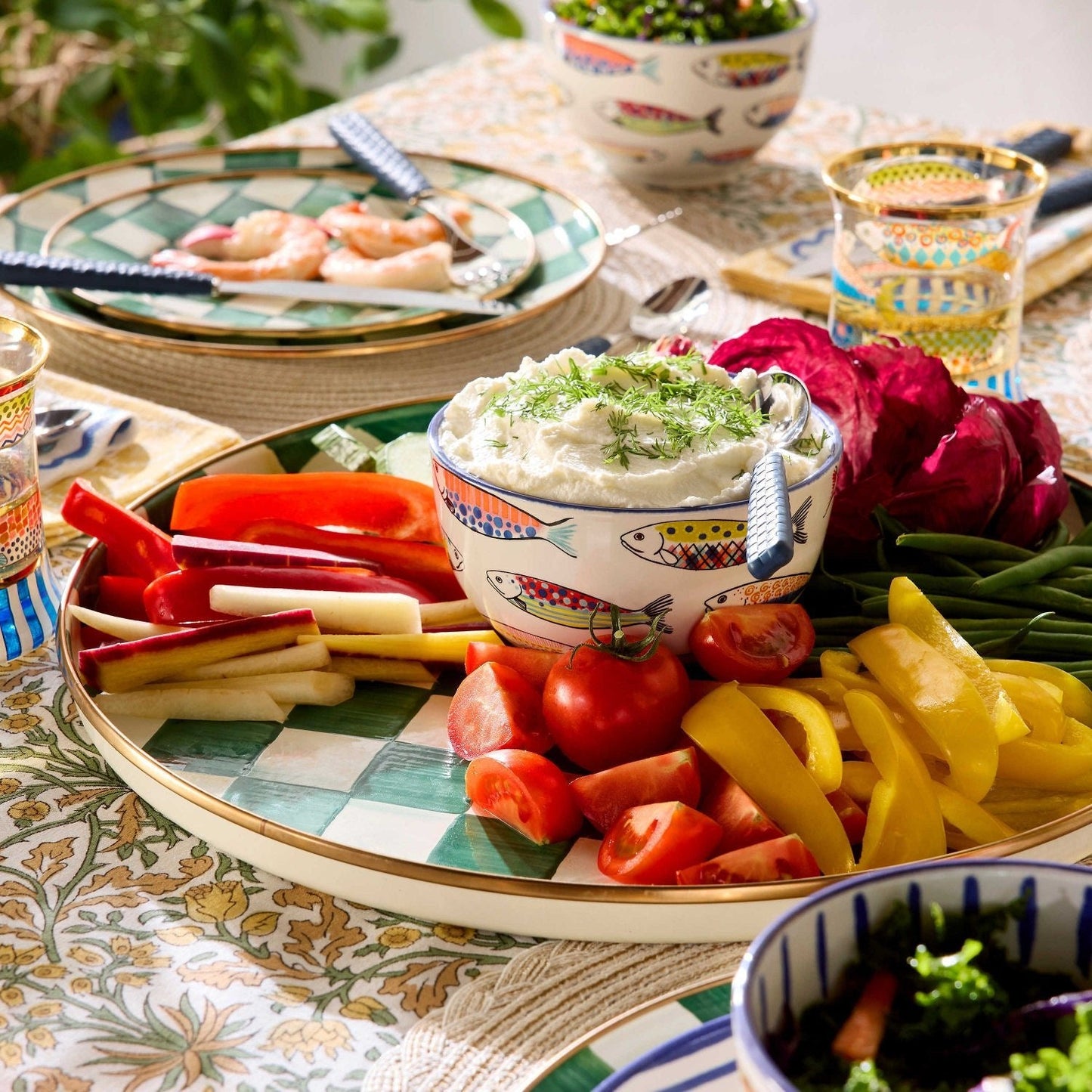 Kulatý tác Emerald Check od MacKenzie-Childs, smaltovaná ocel, zelený kostkovaný vzor s bronzovým okrajem, Waterfall Bathrooms.