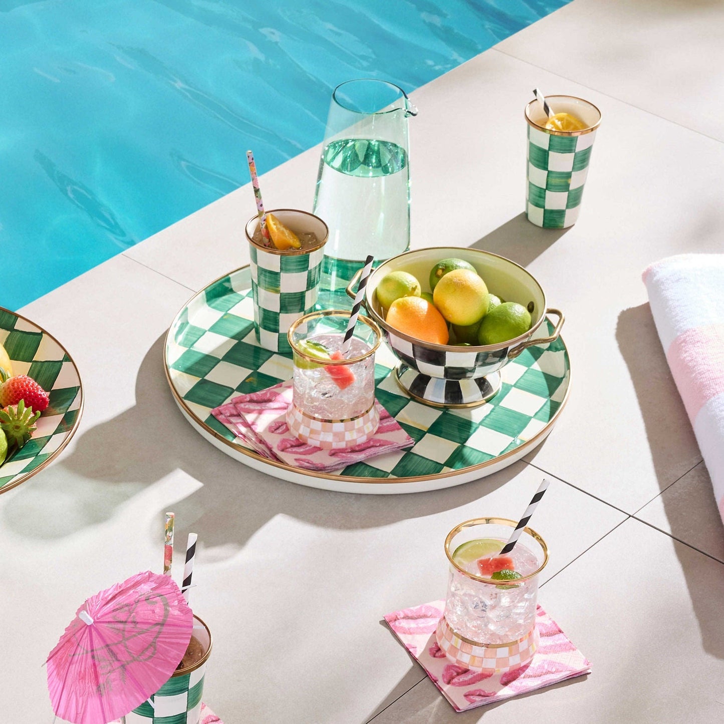 Kulatý tác Emerald Check od MacKenzie-Childs, smaltovaná ocel, zelený kostkovaný vzor s bronzovým okrajem, Waterfall Bathrooms.