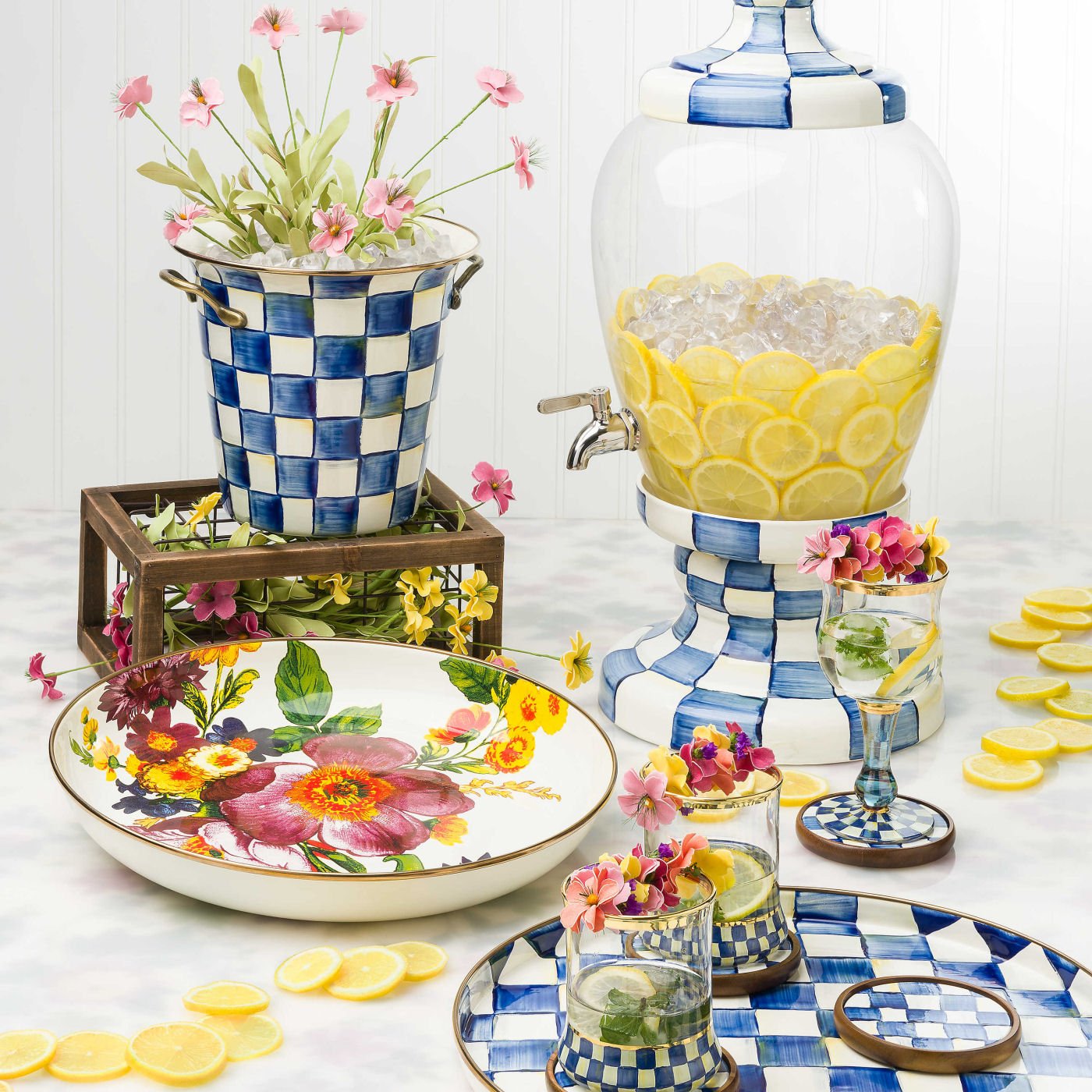 Kulatý tác Royal Check od MacKenzie-Childs, smaltovaná ocel, modrý kostkovaný vzor s bronzovým okrajem, Waterfall Bathrooms