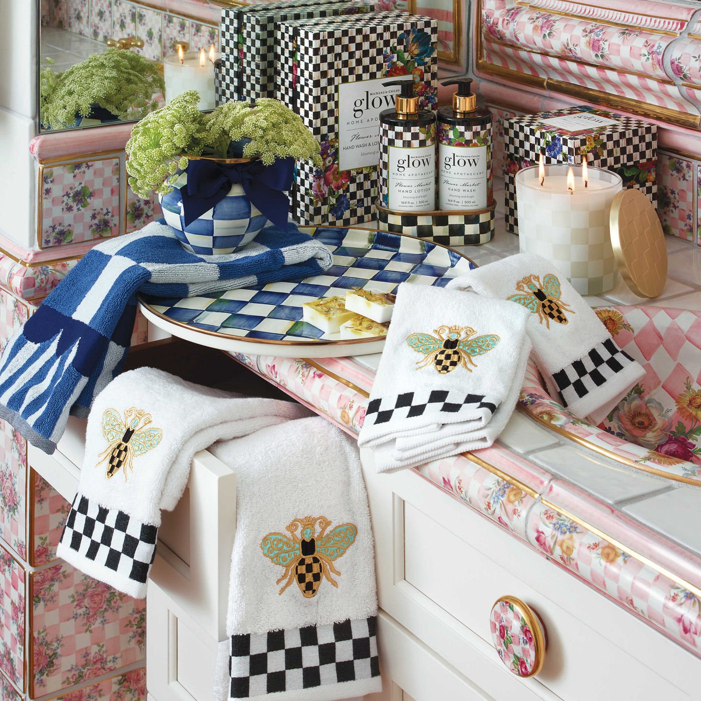 Kulatý tác Royal Check od MacKenzie-Childs, smaltovaná ocel, modrý kostkovaný vzor s bronzovým okrajem, Waterfall Bathrooms