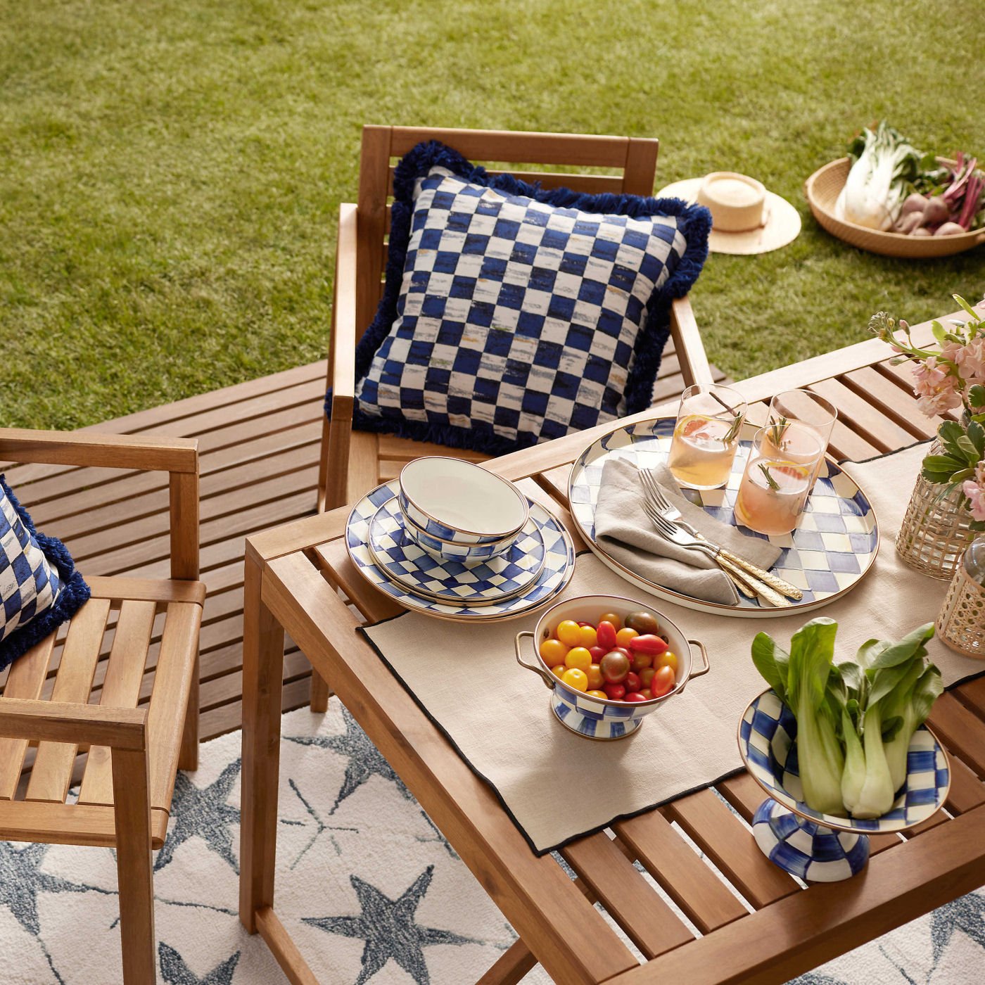 Kulatý tác Royal Check od MacKenzie-Childs, smaltovaná ocel, modrý kostkovaný vzor s bronzovým okrajem, Waterfall Bathrooms