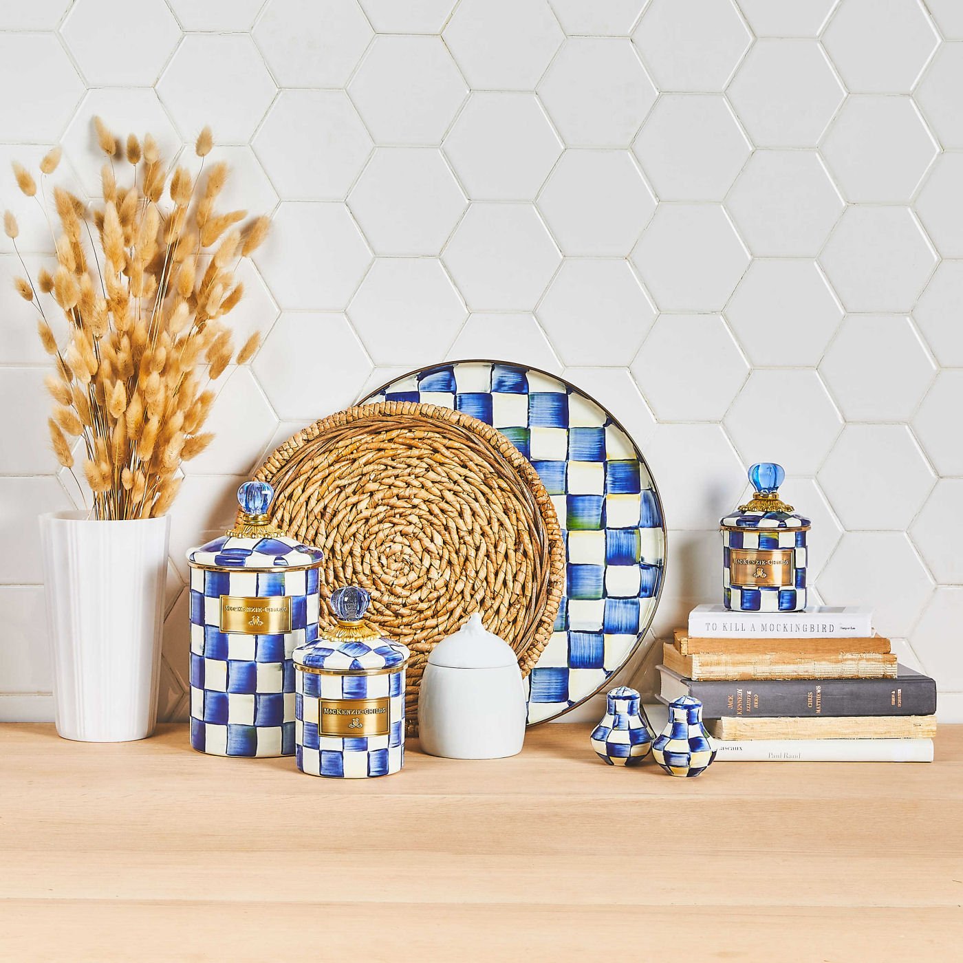 Kulatý tác Royal Check od MacKenzie-Childs, smaltovaná ocel, modrý kostkovaný vzor s bronzovým okrajem, Waterfall Bathrooms