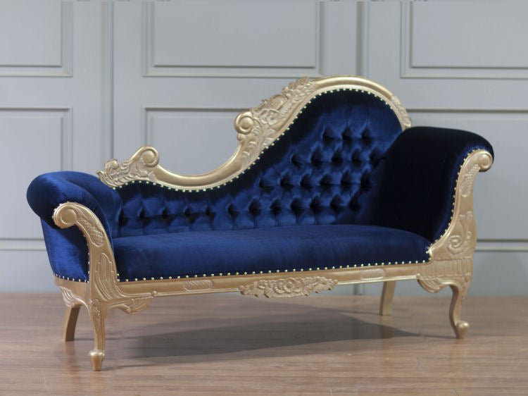Zlaté zámecké sofa v pařížské modré