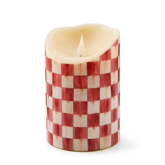Luxusní široká bezplamenná LED svíčka MacKenzie-Childs Cherry Check s červenou šachovnicí a dálkovým ovládáním Waterfall Bathrooms