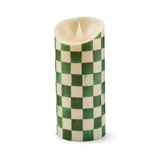 Luxusní vysoká zelená LED svíčka MacKenzie-Childs Emerald Check se smaragdovým vzorem a výškou 18 cm Waterfall Bathrooms