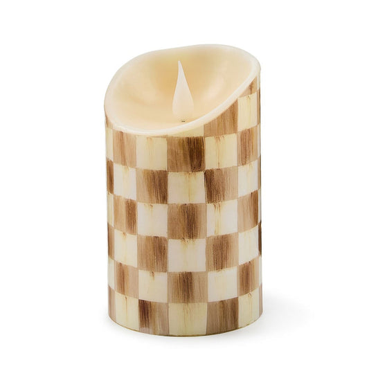 Luxusní malá LED svíčka MacKenzie-Childs Mocha Check s hnědo-krémovým kostkovaným vzorem Waterfall Bathrooms