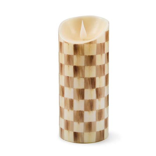 Luxusní střední LED svíčka MacKenzie-Childs Mocha Check s hnědo-krémovým kostkovaným vzorem Waterfall Bathrooms
