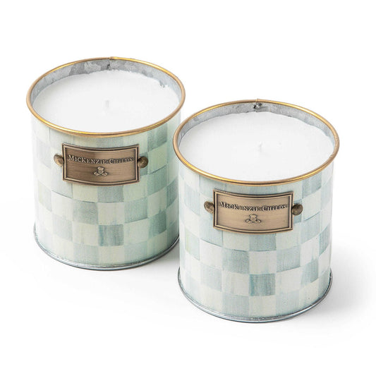 Luxusní sada 2 ks malých citronelových svíček MacKenzie-Childs Sterling Check v šedých kostkovaných kovových nádobách Waterfall Bathrooms