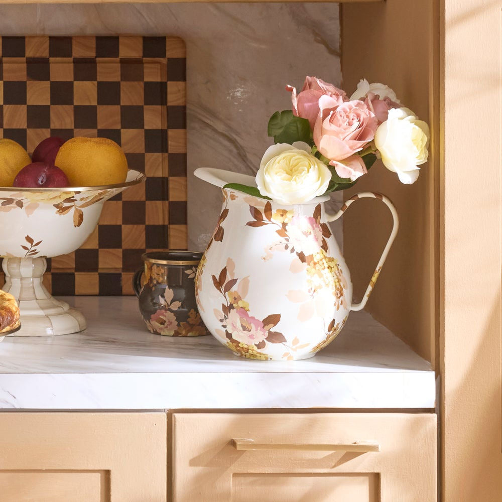 Luxusní bílý smaltovaný džbán MacKenzie-Childs Wild Rose White s květinovým vzorem a objemem 2,84 l Waterfall Bathrooms