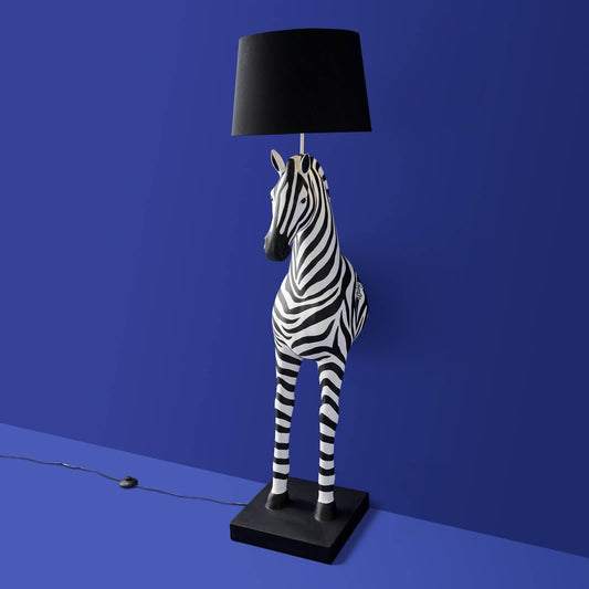 Luxusní vysoká černo-bílá stojací lampa Werner Voss ve tvaru zebry Zora z kolekce WERNS Waterfall Bathrooms