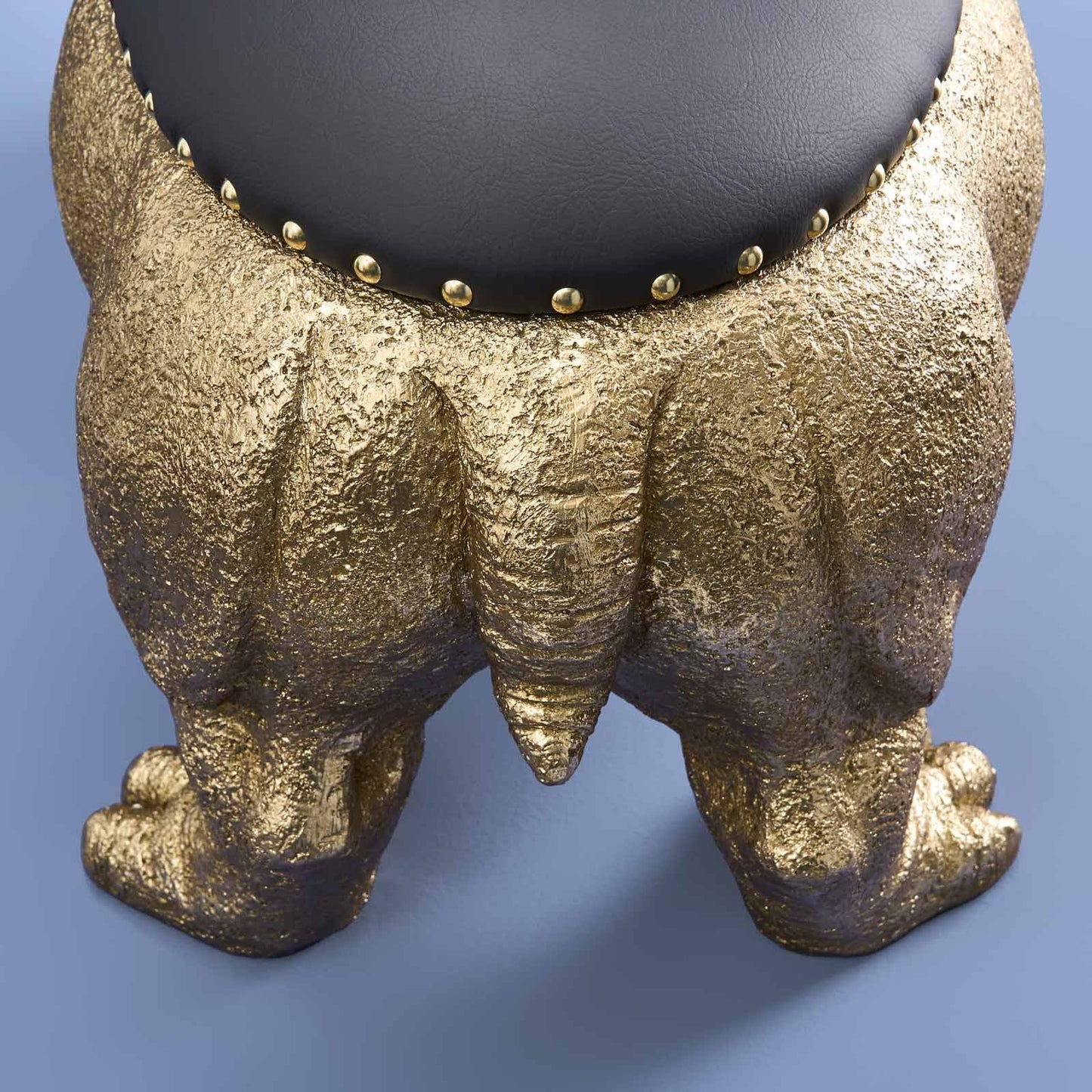 Luxusní zlatá stolička Werner Voss ve tvaru hrocha Patty Potamus z kolekce WERNS Waterfall Bathrooms