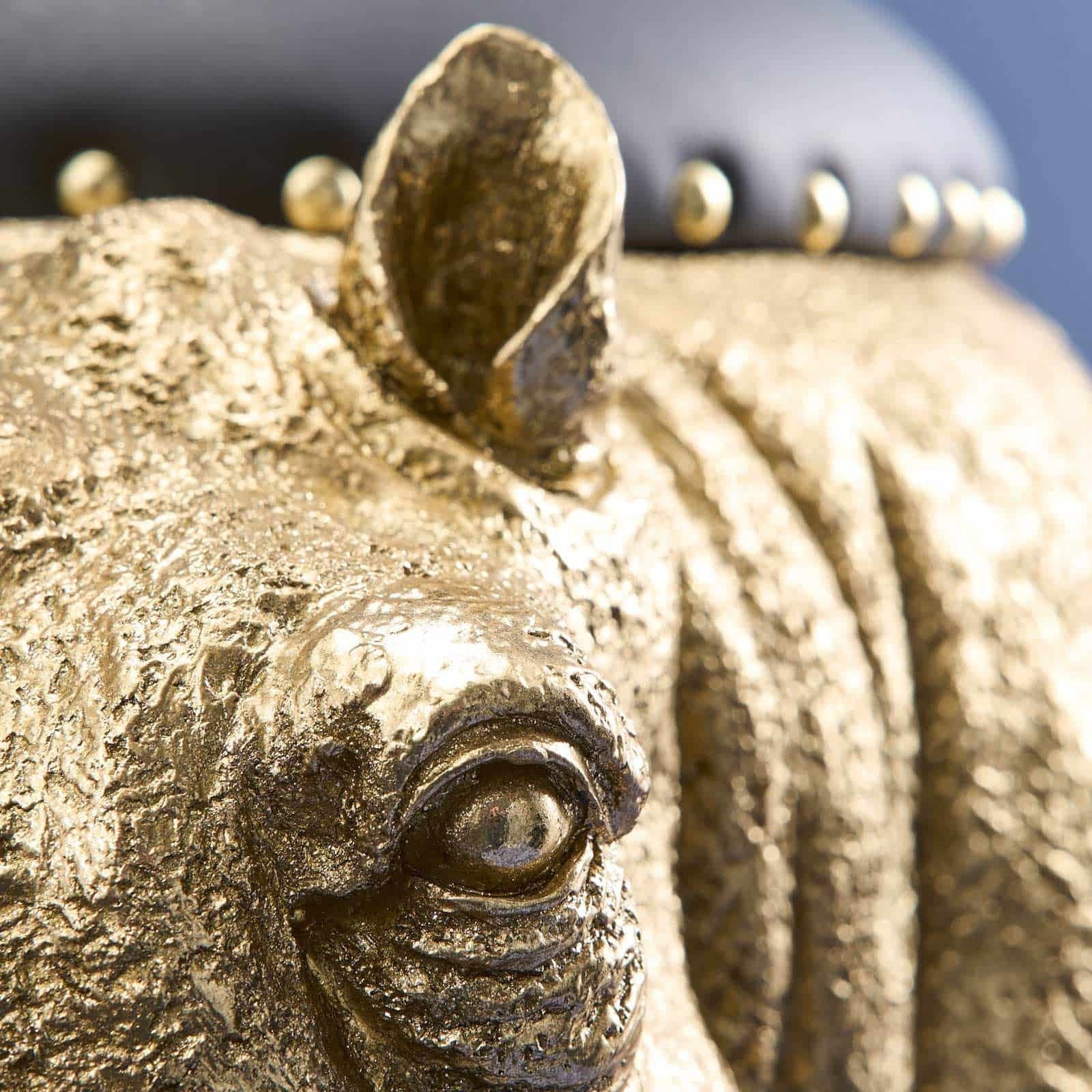 Luxusní zlatá stolička Werner Voss ve tvaru hrocha Patty Potamus z kolekce WERNS Waterfall Bathrooms