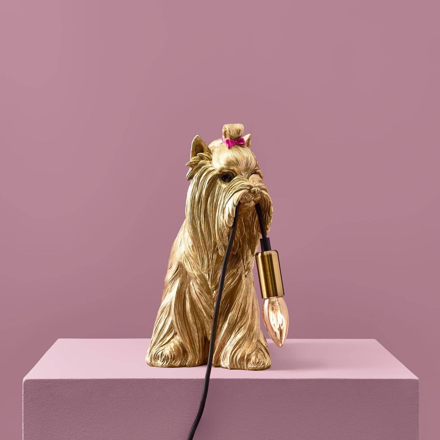 Luxusní zlatá stolní lampa Werner Voss ve tvaru psa Daisy z kolekce WERNS Waterfall Bathrooms