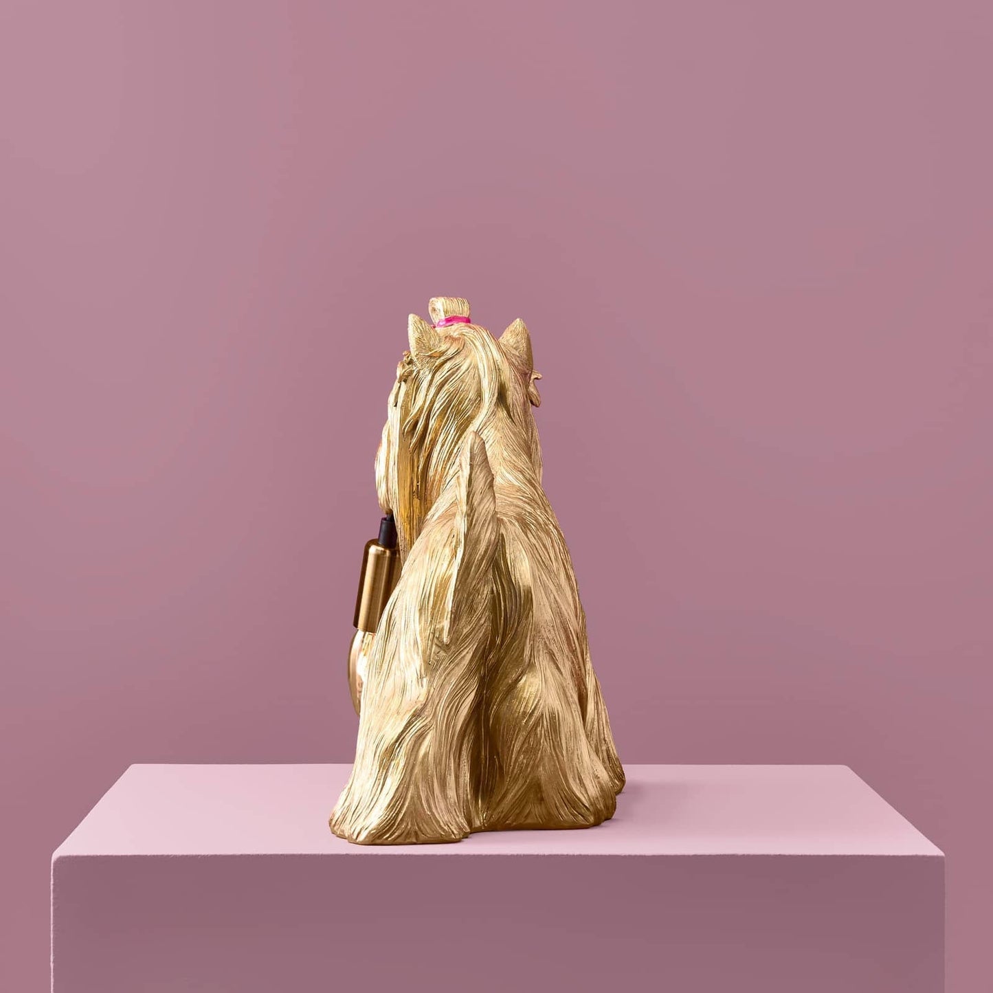 Luxusní zlatá stolní lampa Werner Voss ve tvaru psa Daisy z kolekce WERNS Waterfall Bathrooms