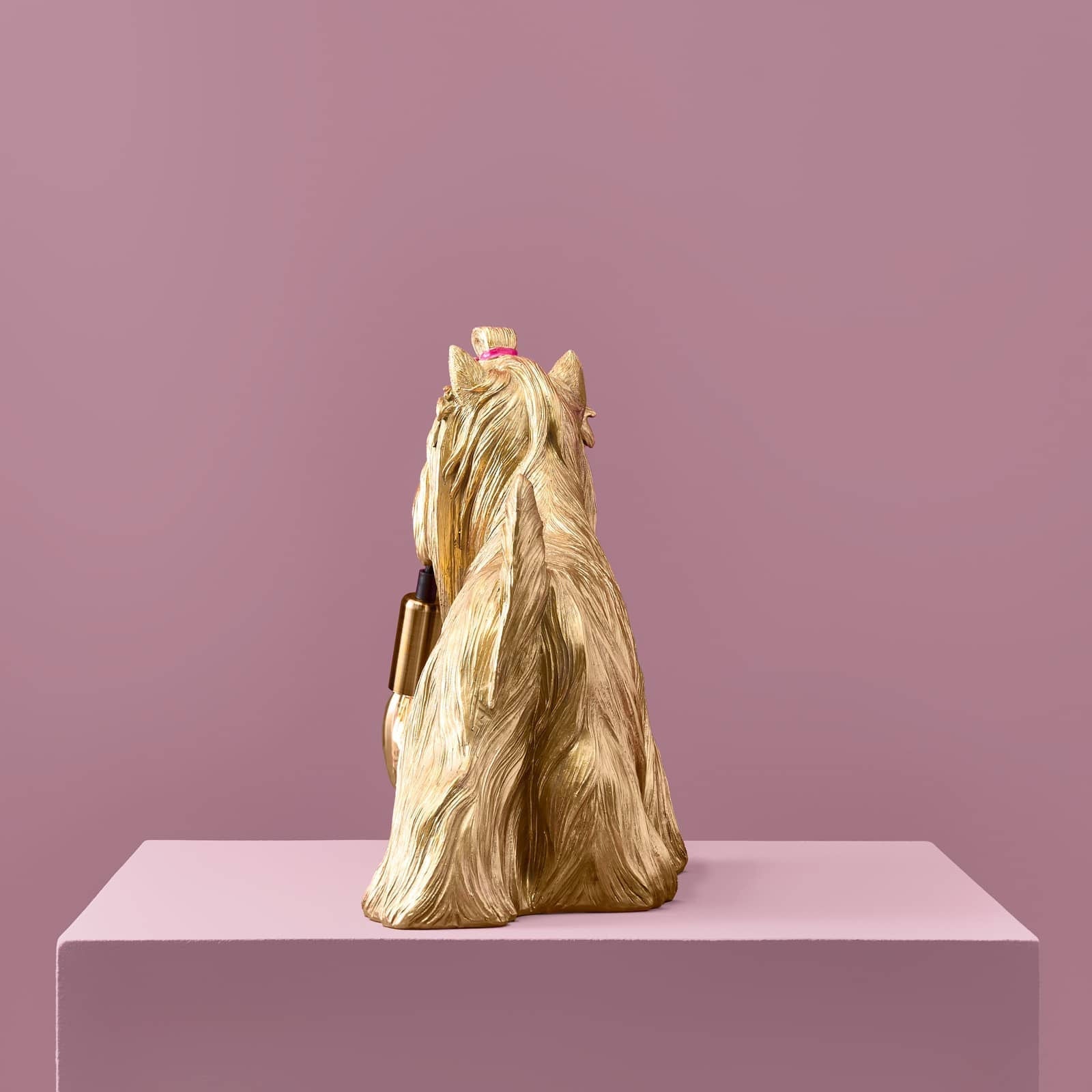 Luxusní zlatá stolní lampa Werner Voss ve tvaru psa Daisy z kolekce WERNS Waterfall Bathrooms