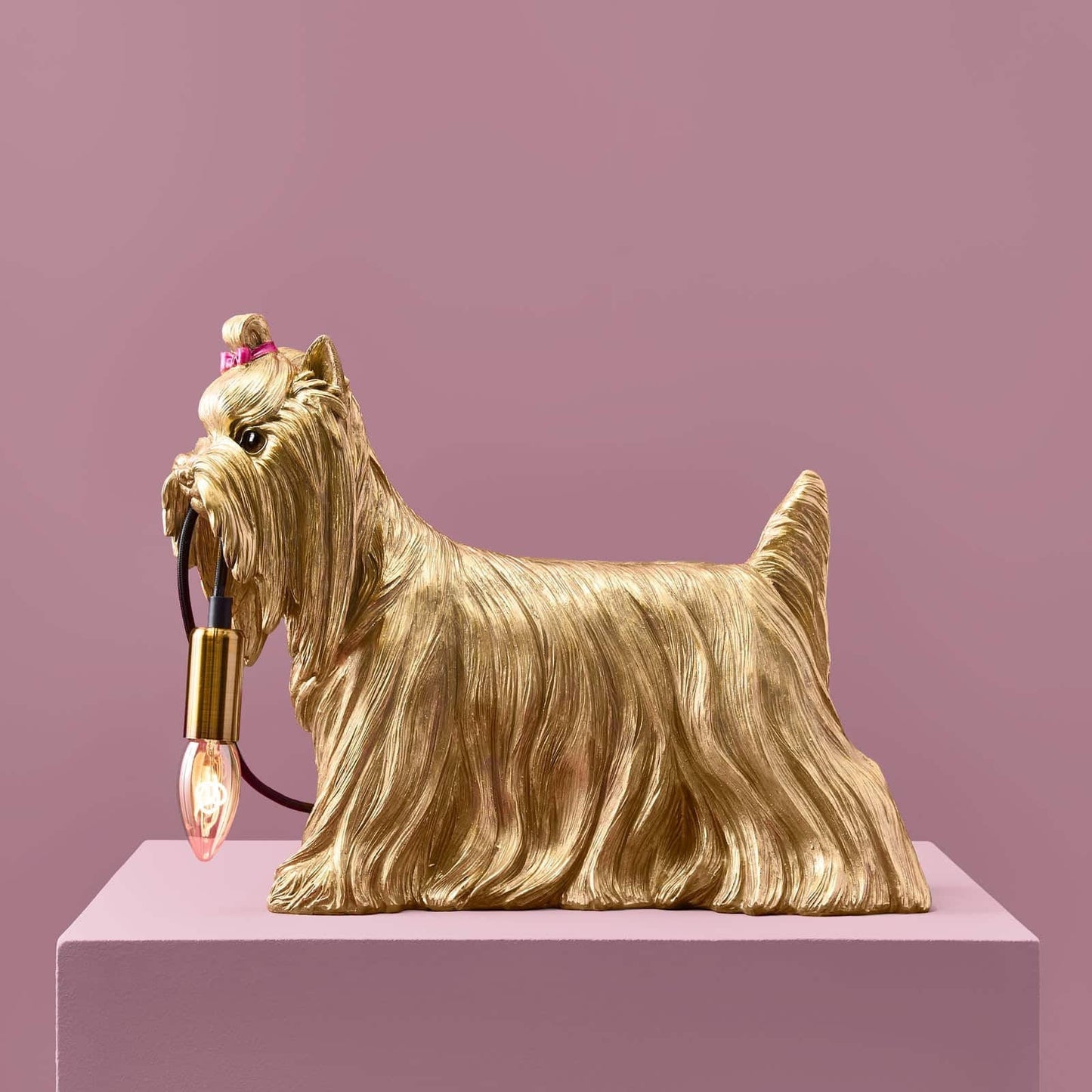 Luxusní zlatá stolní lampa Werner Voss ve tvaru psa Daisy z kolekce WERNS Waterfall Bathrooms