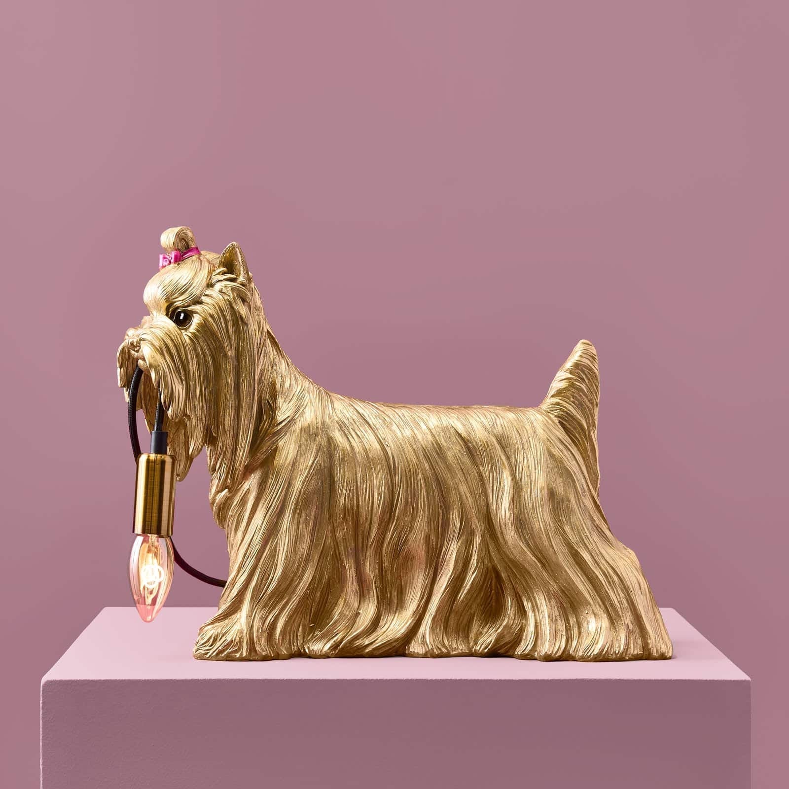 Luxusní zlatá stolní lampa Werner Voss ve tvaru psa Daisy z kolekce WERNS Waterfall Bathrooms