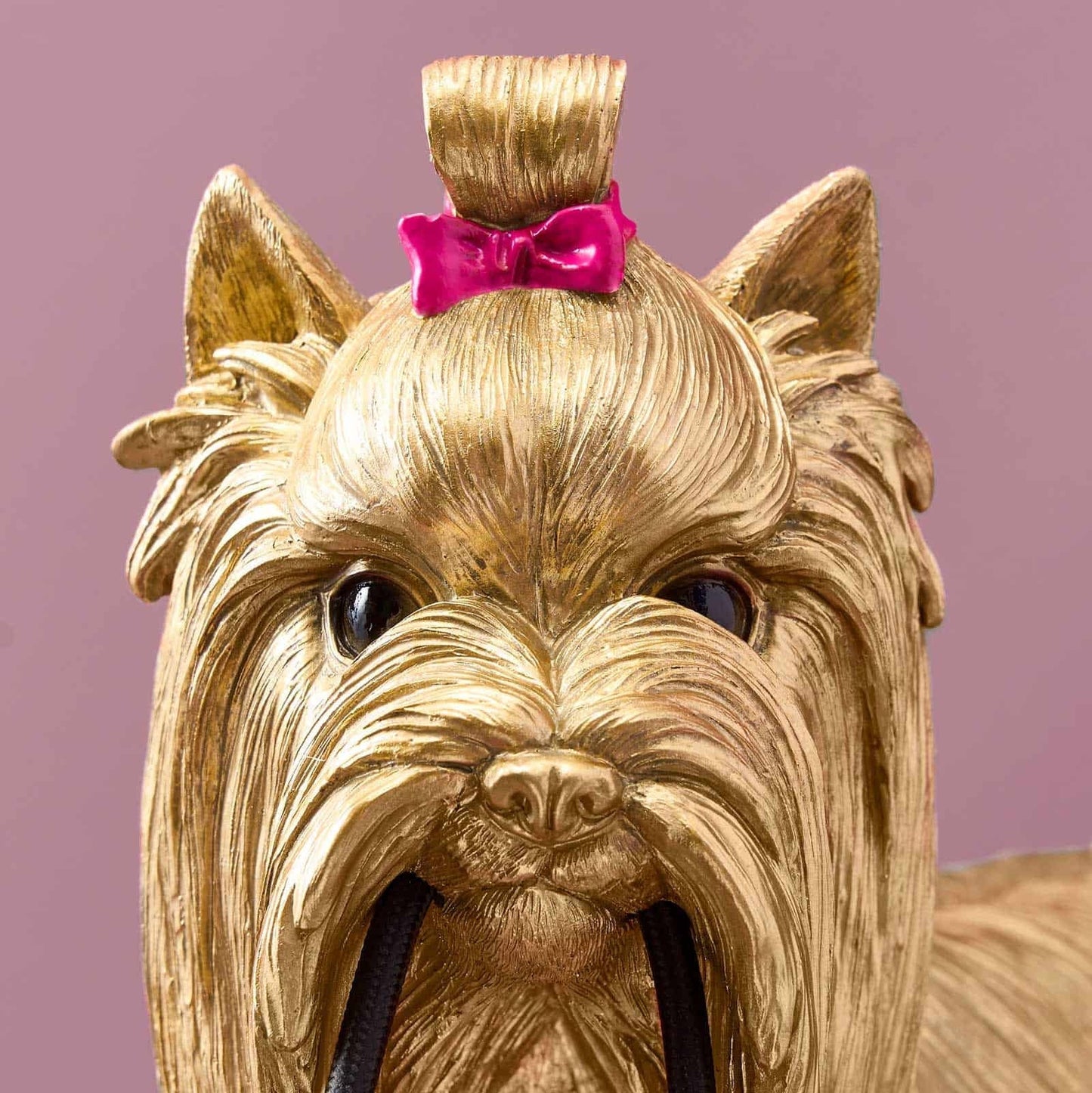 Luxusní zlatá stolní lampa Werner Voss ve tvaru psa Daisy z kolekce WERNS Waterfall Bathrooms