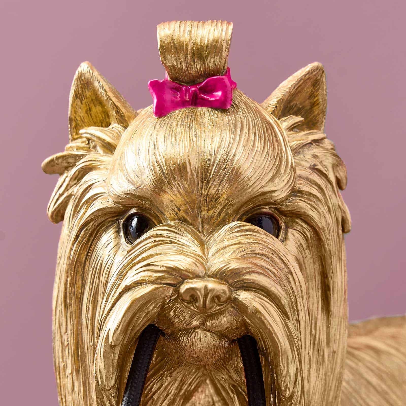 Luxusní zlatá stolní lampa Werner Voss ve tvaru psa Daisy z kolekce WERNS Waterfall Bathrooms