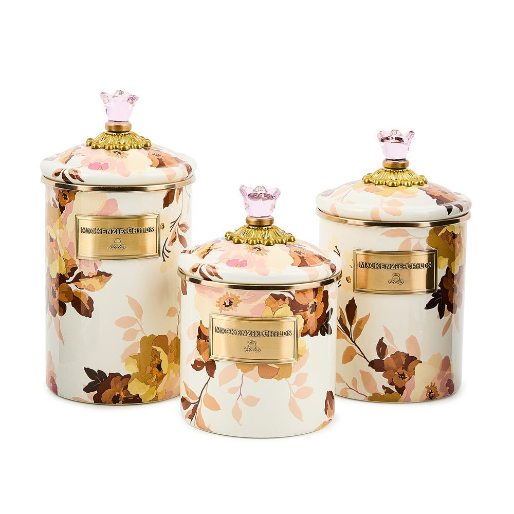 Malá dóza Wild Rose White od MacKenzie-Childs s ručně malovaným květinovým vzorem, Waterfall Bathrooms.
