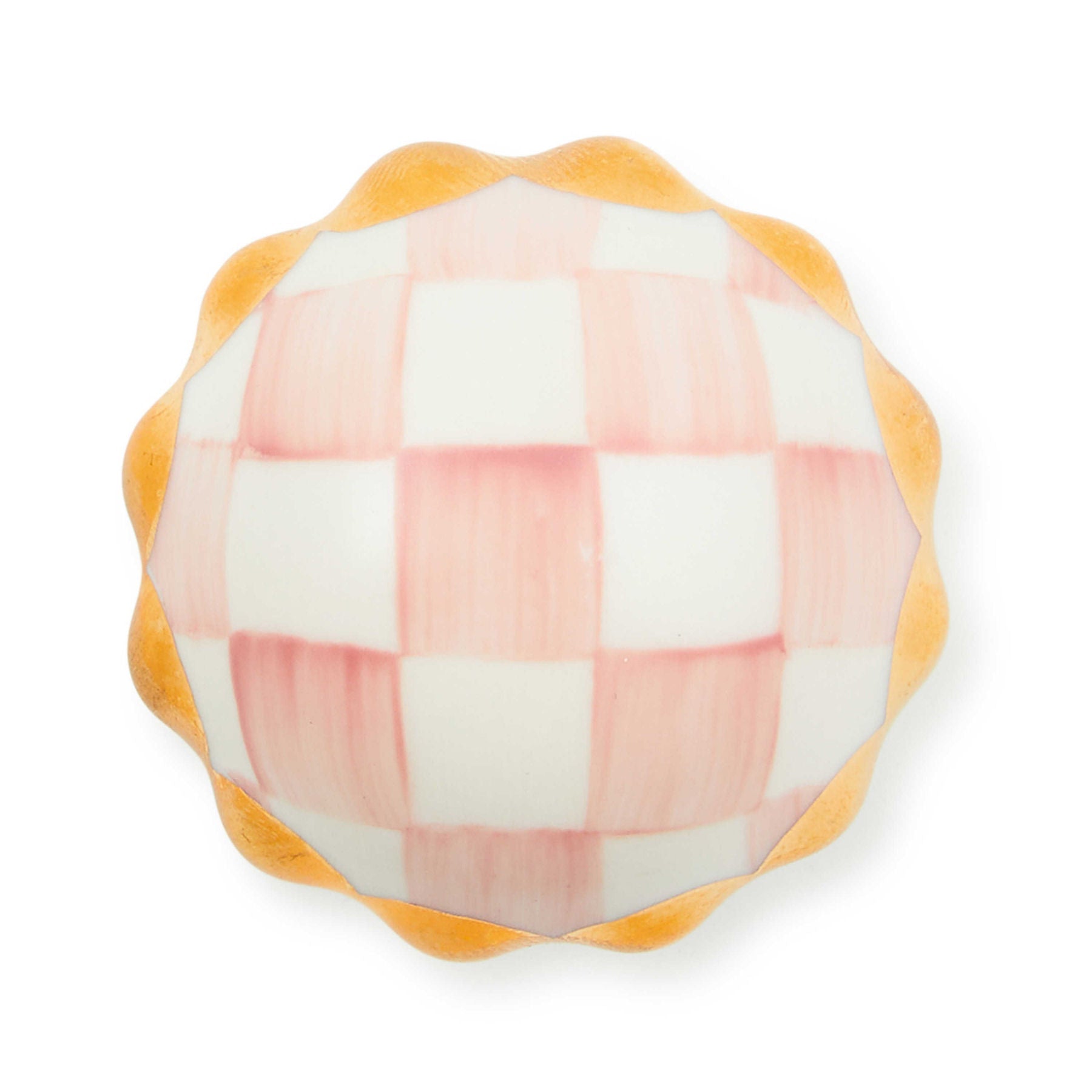 Malá keramická úchytka Rosy Check Petit Four od MACKENZIE-CHILDS, ručně malované růžovo-bílé kostičky, zvlněný okraj, zlaté akcenty, Waterfall Bathrooms.
