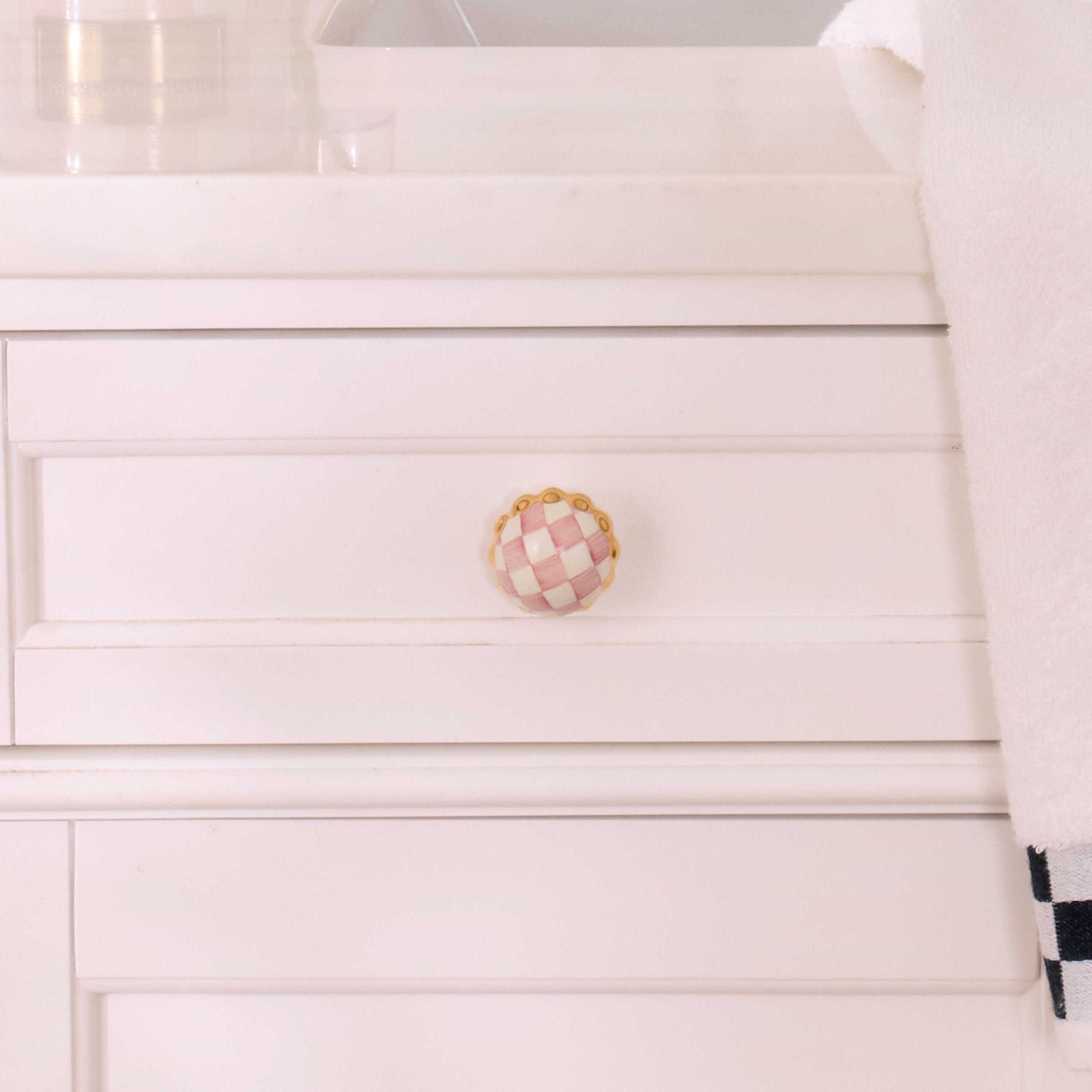Malá keramická úchytka Rosy Check Petit Four od MACKENZIE-CHILDS, ručně malované růžovo-bílé kostičky, zvlněný okraj, zlaté akcenty, Waterfall Bathrooms.
