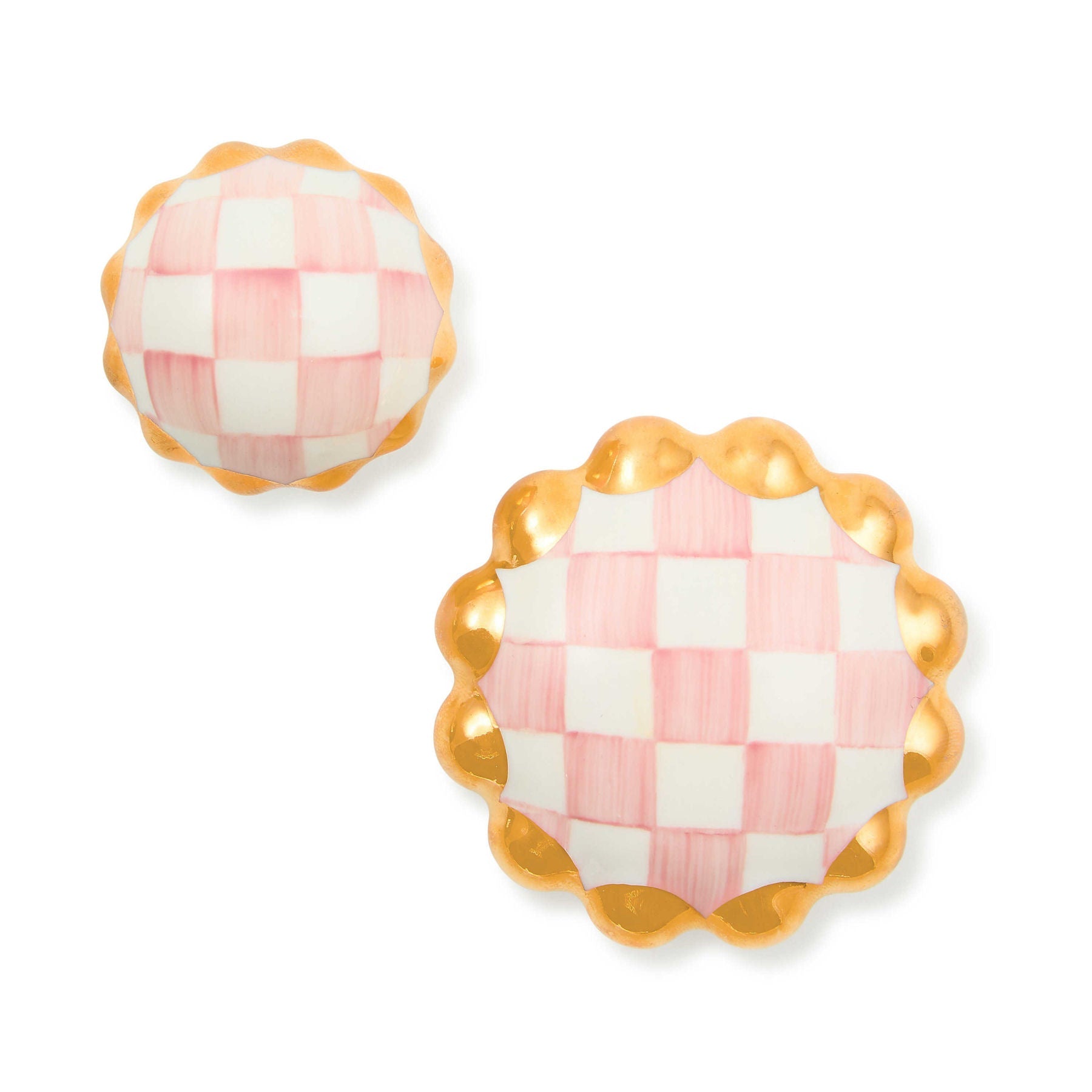Malá keramická úchytka Rosy Check Petit Four od MACKENZIE-CHILDS, ručně malované růžovo-bílé kostičky, zvlněný okraj, zlaté akcenty, Waterfall Bathrooms.
