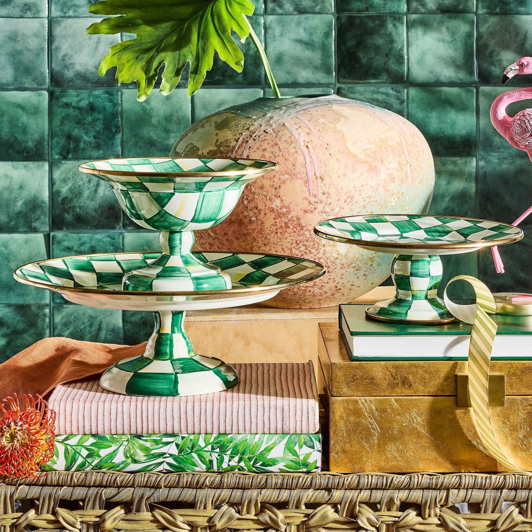 Malý servírovací podnos na nožce Emerald Check od MacKenzie-Childs se zeleným kostkovaným vzorem, Waterfall Bathrooms.