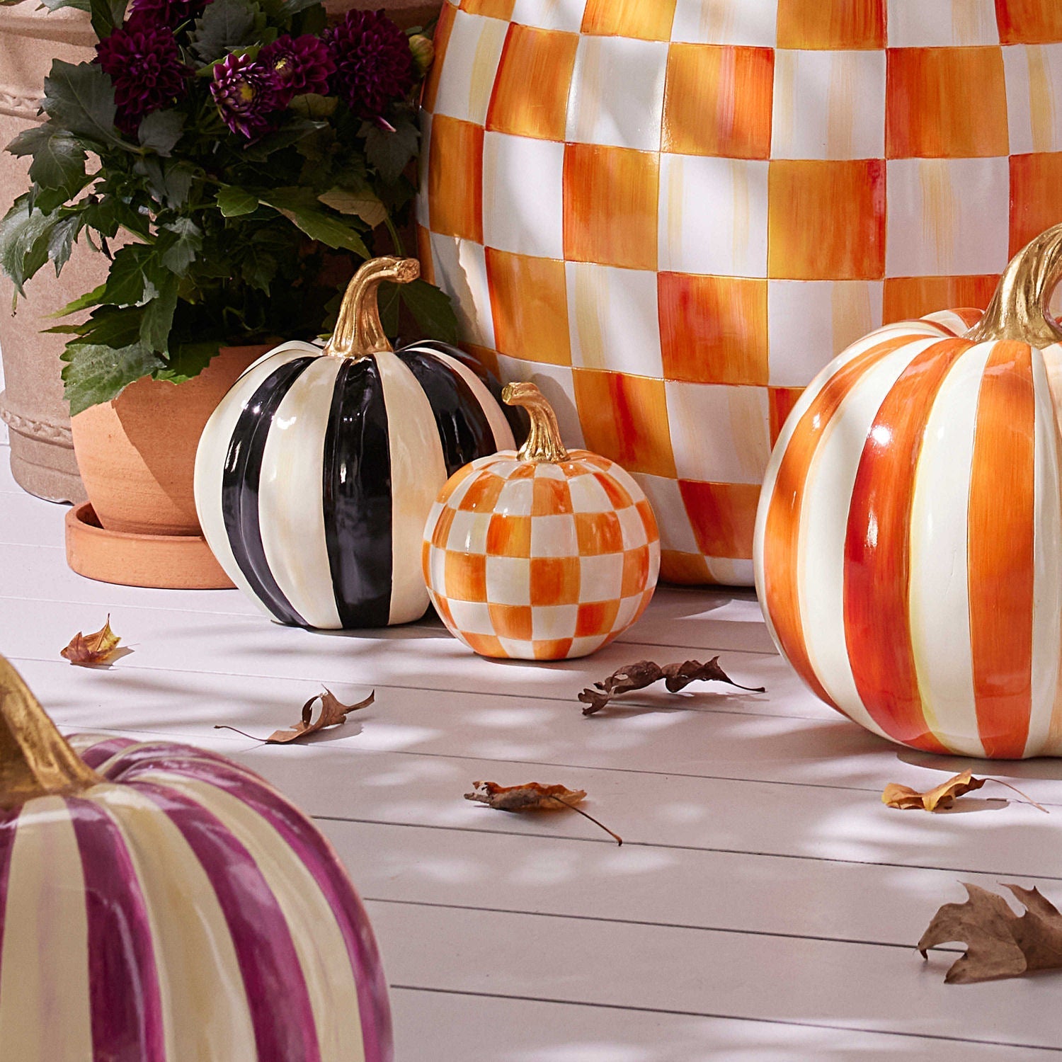 Mini dýně Orange Check od MacKenzie-Childs, ručně malovaná oranžovým kostkovaným vzorem se zlatým stonkem, Waterfall Bathrooms.
