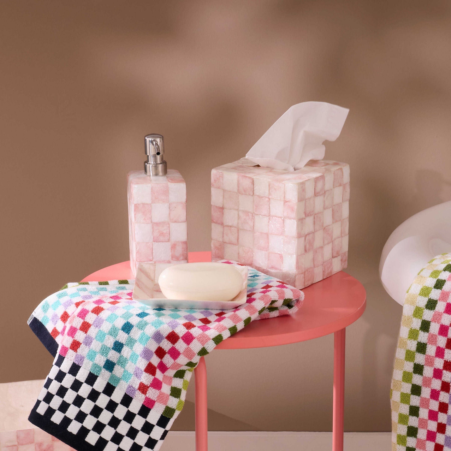 Miska na mýdlo Capiz Rosy Check od MacKenzie-Childs – perleťově růžová elegance pro vaši koupelnu, Waterfall Bathrooms.
