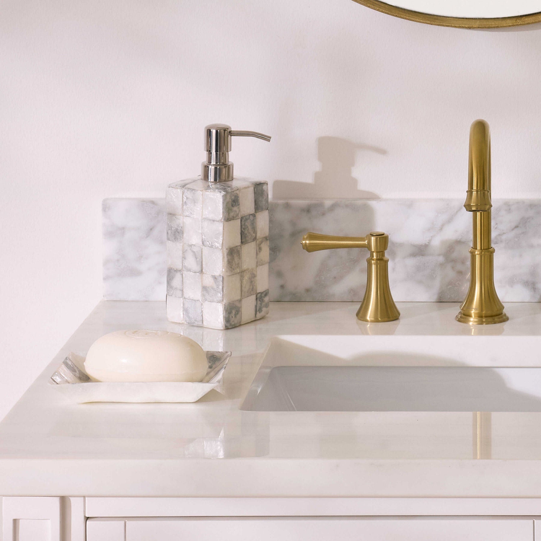 Miska na mýdlo Capiz Sterling Check od MacKenzie-Childs, vkládaný šedý kostkovaný vzor na průsvitných lasturách capiz s perleťovým leskem, Waterfall Bathrooms.
