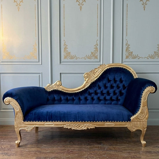 Zlaté zámecké sofa v pařížské modré