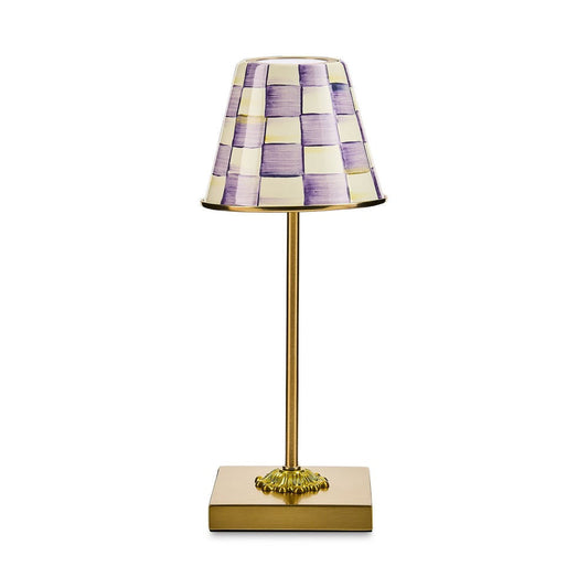 Luxusní bezdrátová nabíjecí LED stolní lampa Violet Check od MacKenzie-Childs s fialovým stínidlem a mosaznou základnou Waterfall Bathrooms