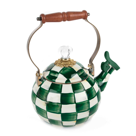 Pískací čajová konvice Emerald Check od MacKenzie-Childs se zeleným kostkovaným vzorem, Waterfall Bathrooms.

