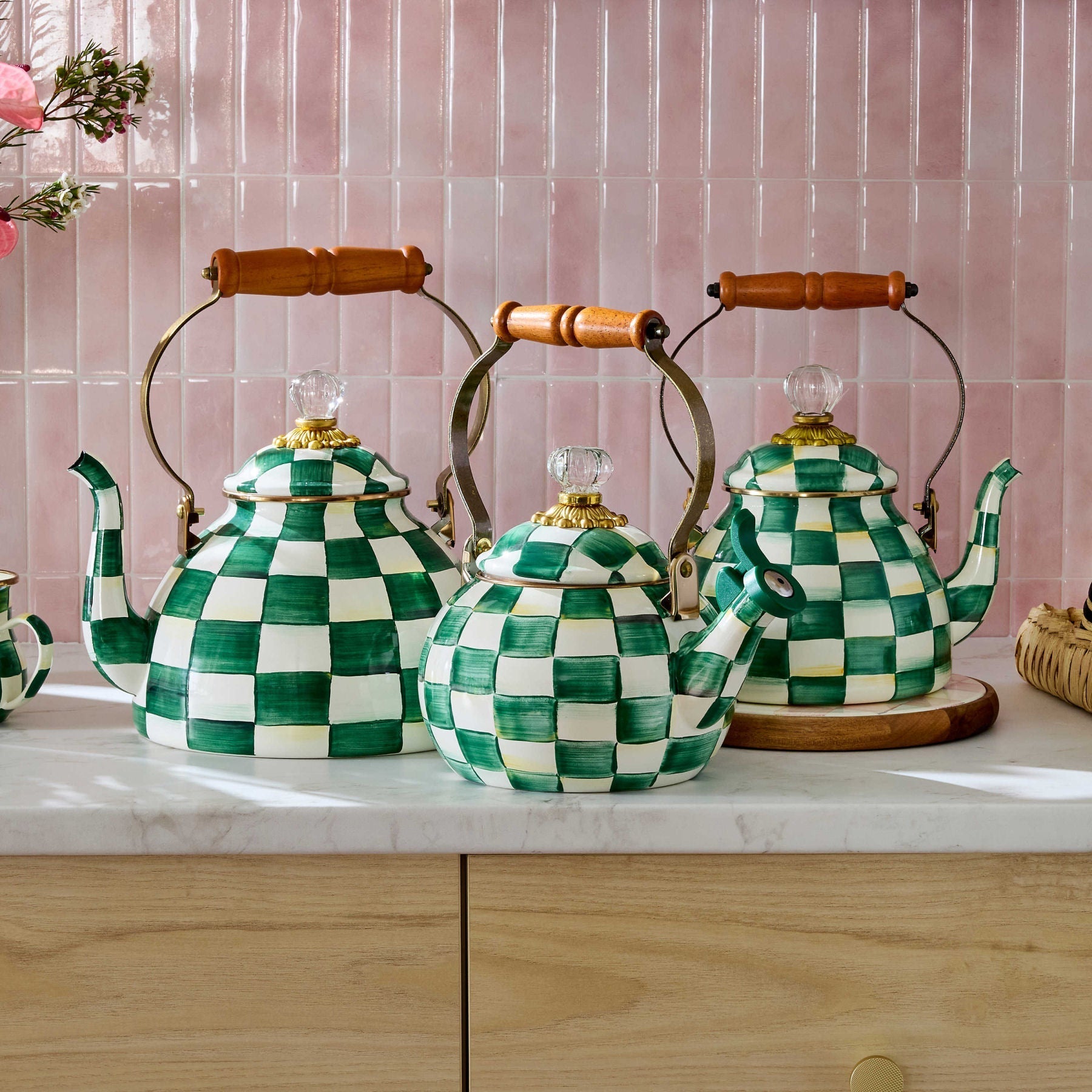 Pískací čajová konvice Emerald Check od MacKenzie-Childs se zeleným kostkovaným vzorem, Waterfall Bathrooms.
