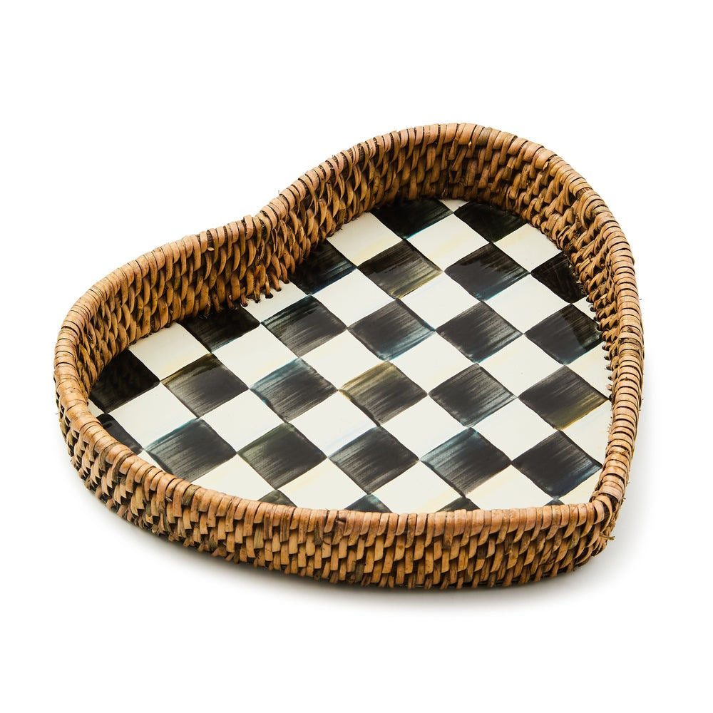 Smaltovaný podnos ve tvaru srdce Courtly Check od MacKenzie-Childs s černobílým kostkovaným vzorem a ratanovým lemem.
