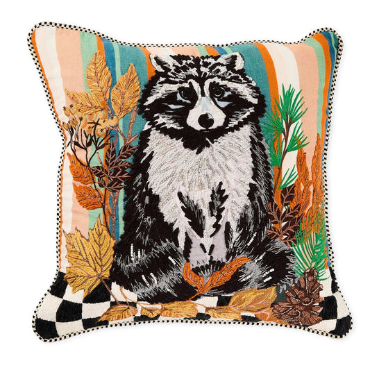 Polštářek s Mývalem (Raccoon Throw Pillow) od MacKenzie-Childs, zdobený podzimním listím a černo-bílými kostkami, s korálky, Waterfall Bathrooms.