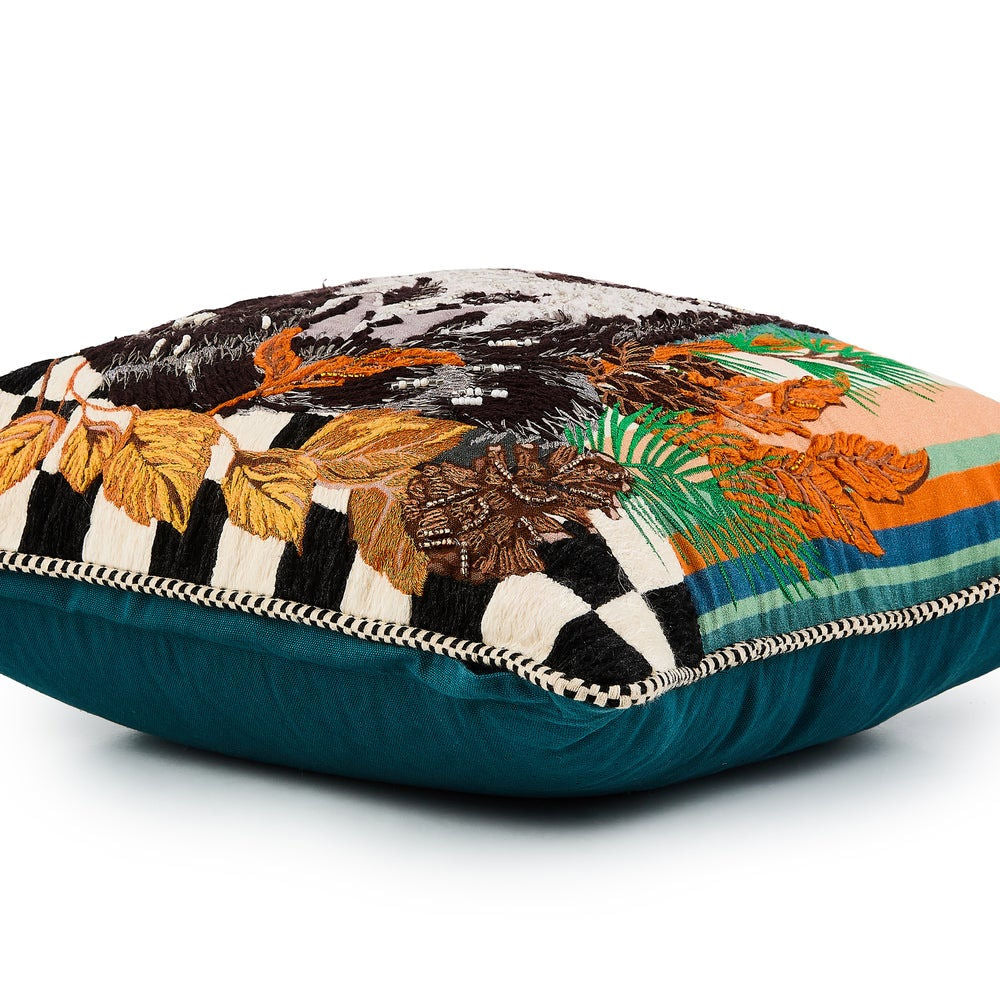 Polštářek s Mývalem (Raccoon Throw Pillow) od MacKenzie-Childs, zdobený podzimním listím a černo-bílými kostkami, s korálky, Waterfall Bathrooms.