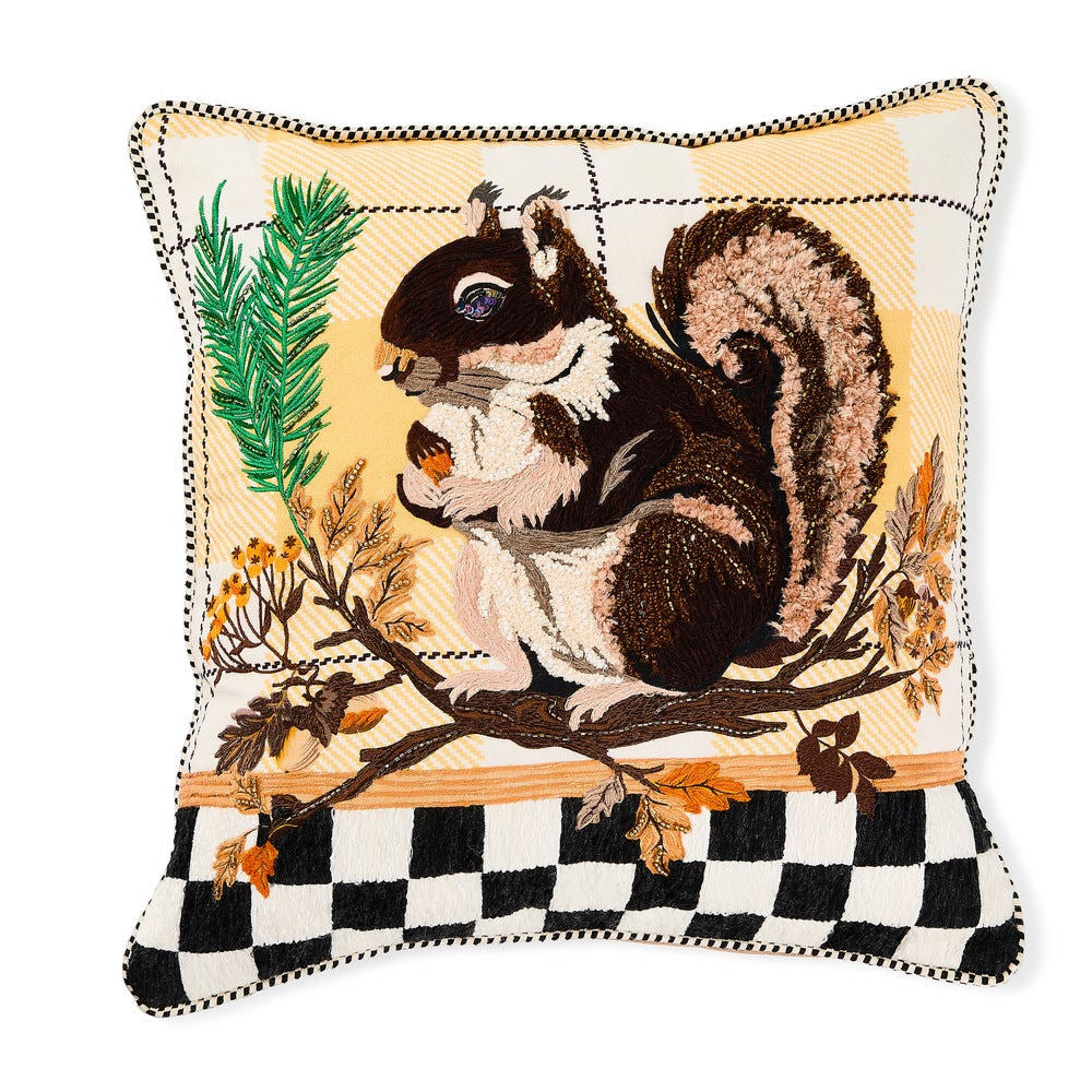 Polštářek s Veverkou (Squirrel Throw Pillow) od MacKenzie-Childs, zdobený podzimním motivem, černo-bílými kostkami a korálky, Waterfall Bathrooms.