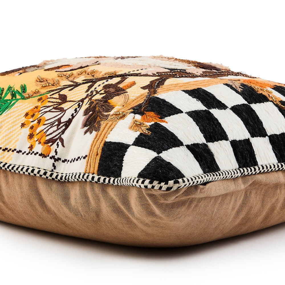 Polštářek s Veverkou (Squirrel Throw Pillow) od MacKenzie-Childs, zdobený podzimním motivem, černo-bílými kostkami a korálky, Waterfall Bathrooms.